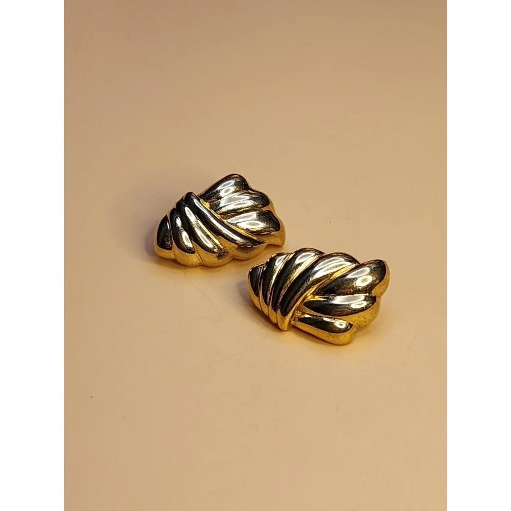 64 Yr Old Signed CROWN TRIFARI Gold Tone Scalloped Clip-On Earrings FREE $HIP!!
